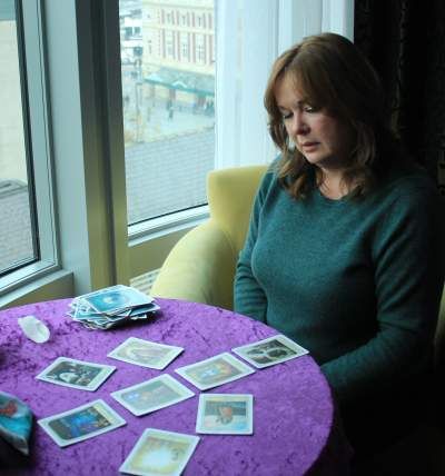 Chat 2 Charlie, psychic medium - offering tarot card readings