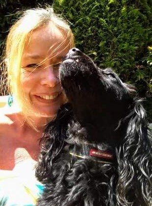 Chat 2 Charlie, psychic tarot card clairvoyant, with her dog. Psychic readings often available within just 15 minutes 
